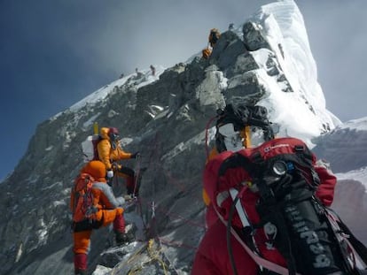 Una expedici&oacute;n afronta el Paso de Hillary en su ascensi&oacute;n al Everest.