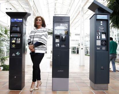 La alcaldesa de Madrid, Ana Botella, pos&oacute; ayer junto a los tres nuevos modelos de parqu&iacute;metros.