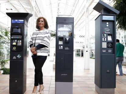 La alcaldesa de Madrid, Ana Botella, pos&oacute; ayer junto a los tres nuevos modelos de parqu&iacute;metros.