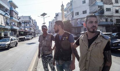 Ali Amun (derecha) y Mustafá Laatesh (centro), en la calle Siria de Trípoli.
