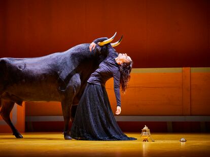 Angélica Liddell en 'Liebestod – El olor a sangre no se me quita de los ojos – Juan Belmonte', representada en el Festival de Avignon, en Francia.