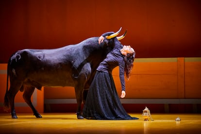 Un momento de la pieza 'Liebestod. El olor a sangre no se me quita de los ojos', que Angélica Liddell representó en el Festival de Aviñón.