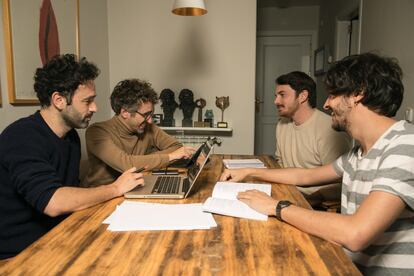 De izquierda a derecha, en sentido de las agujas del reloj: Rodrigo Sorogoyen, Alberto del Campo, Eduardo Villanueva y Borja Soler