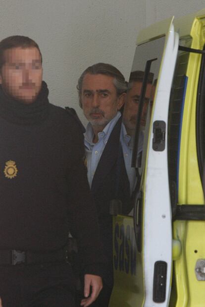 Francisco Correa, en el momento de subirse a una ambulancia en el Tribunal Superior de Justicia de la Comunidad de Madrid.