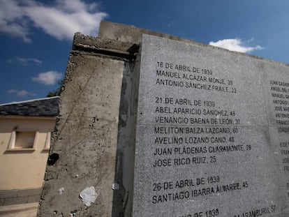 Algunos de los nombres que ya estaban inscritos en el memorial, cuyos trabajos de realización estaban muy avanzados.