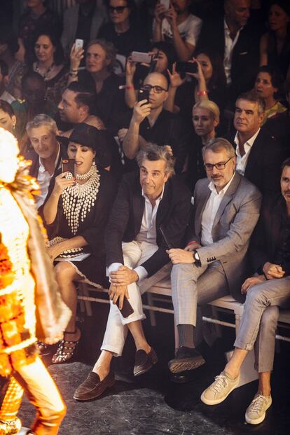 En la primera fila del desfile de Jean Paul Gaultier, Rossy de Palma, José Manuel Albesa y Marc Puig, presidente ejecutivo y consejero delegado de Puig.