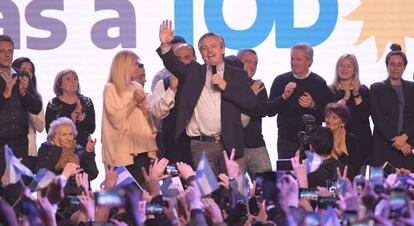 Alberto Fernández celebra su victoria después de conocer los resultados de las primarias argentinas.