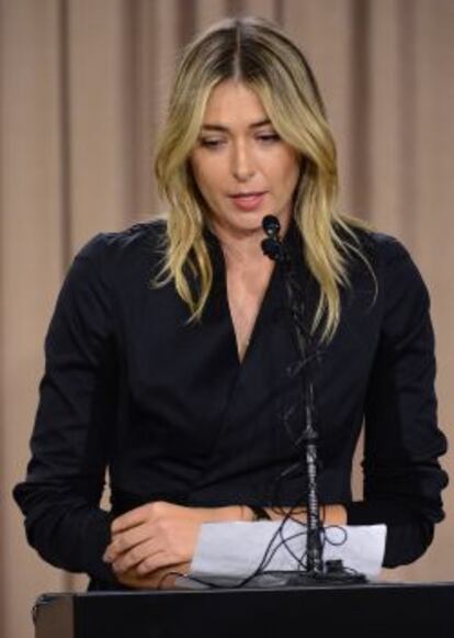 La tenista rusa Maria Sharapova habla en una rueda de prensa donde anunció que ha dado positivo en un control antidopaje al que se sometió durante el pasado Abierto de Australia por un medicamento que ha utilizado durante los últimos 10 años.