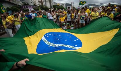 Miles de personas protestan contra el gobierno de Dilma Rousseff en las calles de Río de Janeiro (Brasil).