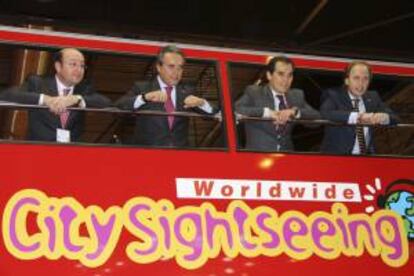 Fotografía recibida hoy de la presentación, ayer, en Fitur del nuevo proyecto de bus turístico de ciudad de la multinacional andaluza "City Sightseeing", que ofrece este servicio en casi 100 lugares de todo el mundo y que contrataron 12 millones de clientes durante 2012.