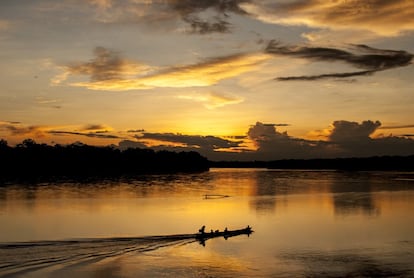 Los achuar navegan y pintan de diversidad los ríos de oro del Ecuador. Esta nacionalidad se encuentra asentada en la Amazonia sur del país. Su territorio está conformado por 84 comunidades que habitan en las aproximadamente 679.000 hectáreas de tierras comunitaria. 