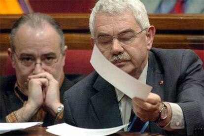 Pasqual Maragall, en el Parlamento de Cataluña. A la izquierda, , <i>conseller</i> en cap.