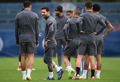 Messi habla con Paredes durante el entrenamiento del PSG, este lunes.