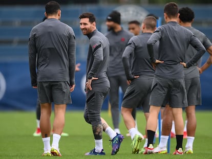 Messi habla con Paredes durante el entrenamiento del PSG, este lunes.