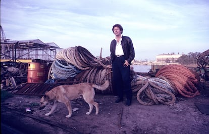 Jesús Quintero posa en los muelles de la esclusa en Sevilla, en 1992. A mediados de septiembre, su delicada salud le llevó a ingresar en la Residencia de Nuestra Señora de los Remedios, en la localidad gaditana de Ubrique, para recibir el tratamiento diario que necesitaba para su recuperación, según informó entonces la familia del periodista.