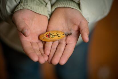 Ahmad, de 12 años, tiene un llavero con el nombre de su padre. “Lo heredé de él hace mucho tiempo. Murió de un ataque al corazón al comienzo de la guerra en Siria. Apenas tengo recuerdos de él, pero los pocos que tengo son preciosos. Como el momento en que nos llevó al río para hacer un picnic y jugamos en el agua ", señala. "Si quiero recordarlo, saco su llavero y lo miro". Ahmad quiere ser arquitecto cuando crezca porque su padre trabajó en la construcción.