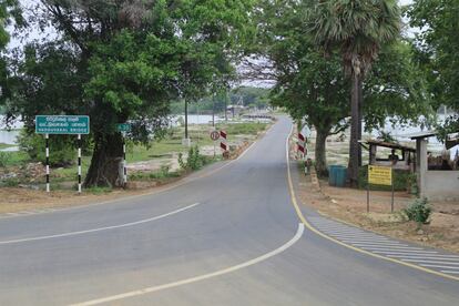 Militares vigilan la entrada y salida de personas y vehículos en uno de los muchos 'check points' que controlan el acceso a la pequeña península donde se encuentra Jaffna, la mayor ciudad del norte de Sri Lanka de mayoría tamil.