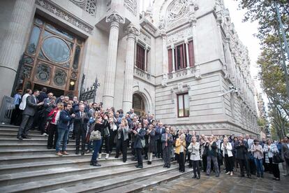 Miembros del gobierno catalán y representantes de partidos y asociaciones independentistas, a las puertas del Tribunal Superior de Justicia de Cataluña (TSJC) se han quedado en las escaleras de acceso al edificio aplaudiendo a los concentrados, que muestran su apoyo a la consejera.