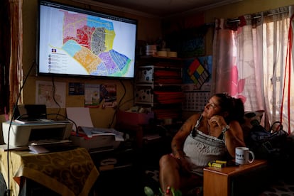 Inés Fuentes, dirigente de la toma de terreno Nuevo Amanecer de Cerrillos, en Santiago de Chile, ve en su pantalla un mapa de cómo está distribuido el terreno y la población.