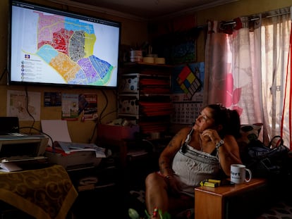 Inés Fuentes, dirigente de la toma de terreno Nuevo Amanecer de Cerrillos, en Santiago de Chile, ve en su pantalla un mapa de cómo está distribuido el terreno y la población.