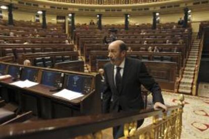 El secretario general del PSOE, Alfredo Pérez Rubalcaba, en el hemiciclo durante un pleno del Congreso. EFE/Archivo