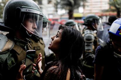 Una mujer se enfrenta a un miembro de las fuerzas de seguridad durante una protesta contra el Gobierno de Chile en Santiago (Chile), el 19 de diciembre.