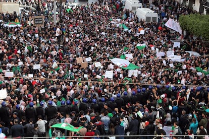 Estudiantes argelinos protestan contra la decisión del presidente del país, Abdelaziz Buteflika, de optar a un quinto mandato pese a su enfermedad, por tercer día consecutivo desde que el pasado domingo un representante presentara oficialmente su candidatura en Argel (Argelia).
