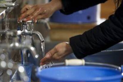 España, que está entre los países con menos recursos hídricos de Europa, cuenta con una de las facturas de agua más baratas de la zona, destacó hoy la Asociación Española de Abastecimiento de Agua y Saneamiento (Aeas), que celebra su 40 aniversario. EFE/Archivo