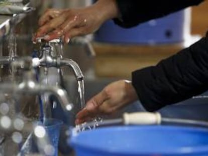 España, que está entre los países con menos recursos hídricos de Europa, cuenta con una de las facturas de agua más baratas de la zona, destacó hoy la Asociación Española de Abastecimiento de Agua y Saneamiento (Aeas), que celebra su 40 aniversario. EFE/Archivo