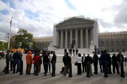 Gente y periodistas aguardan a las puertas del Tribunal Supremo las decisiones de los nueve jueces. 