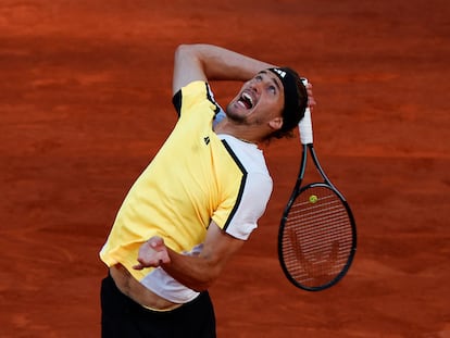 Zverev sirve durante el partido contra Ruud en la Philippe Chatrier.