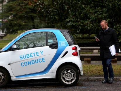 Un usuario de Car2Go se dispone a utilizar un vehiculo en Madrid.