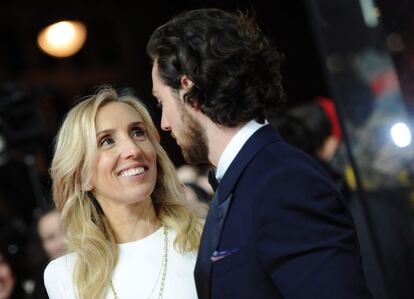 La directora británica Sam Taylor-Johnson y su esposo, el actor británico Aaron Taylor-Johnson posan durante el estreno de la película en Berlín.