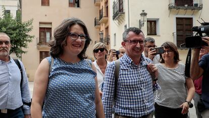 La exvicepresidenta de la Generalitat, Mónica Oltra, el 21 de junio, acompañado de su entonces jefe de gabinete, Miquel Real, el día en que la primera anunció su dimsión en la sede de Compromís en Valencia.