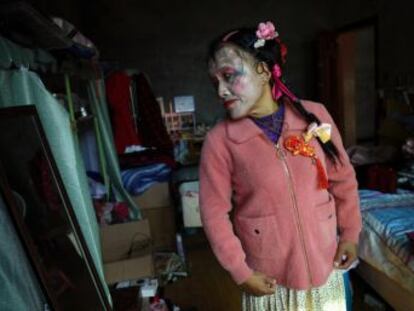 Liu Peilin, de 63 años, se siente mujer desde los diez. Se refugió en una aldea para vivir tranquila en un país donde cambiar de sexo es un problema