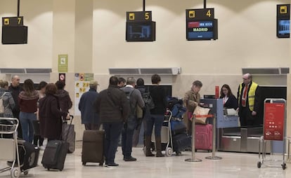 Varios pasajeros hacen cola en los mostradores del aeropuerto de Badajoz. 