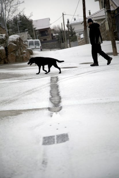 Nevada en Manzanares el Real (Madrid). El Gobierno autónomo madrileño ha activado el nivel uno del Plan de Inclemencias Invernales ante la previsión nevadas desde las seis de la mañana hasta el mediodía.