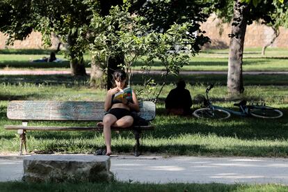 Como en cualquier parque, la lectura es otra de las actividades de los usuarios del río.