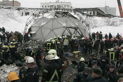 La mayora de las teoras acerca del accidente apuntan a que el peso de la nieve fue la razn principal de que ocurriera el accidente. En declaraciones a Interfax, el arquitecto del mercado Nodar Kancheli, ha explicado que la techumbre del lugar era una cubierta de hormign sin apoyos, sostenida por un sistema de cables de acero.