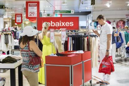 Varios turistas, en las rebajas de un centro comercial.