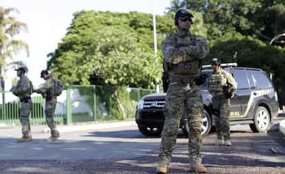 Policiais em frente &agrave; casa oficial do presidente da C&acirc;mara.