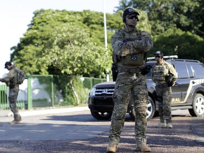 Policiais em frente &agrave; casa oficial do presidente da C&acirc;mara.