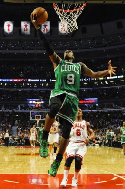 Rajon Rondo, de los Celtics, encesta.