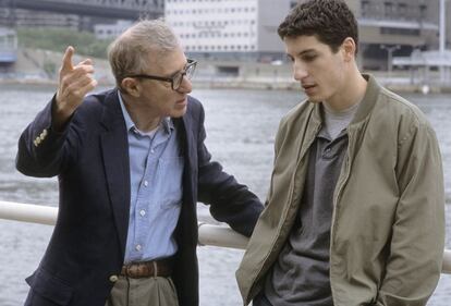 'Todo lo demás' (Woody Allen, 2003). Jason Biggs: Veo que no sabes mucho de psicoanálisis. Woody Allen: Te equivocas Falk. Yo sé mucho de psicoanálisis, unos timadores parecidos quisieron estafarme en la clínica.