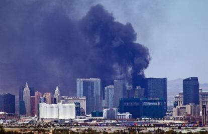 Vista del incendio en el hotel Cosmopolitan.