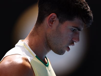 Carlos Alcaraz, durante el partido contra Shang en la Rod Laver Arena de Melbourne.