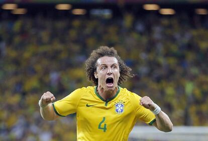 David Luiz comemora depois de marcar o segundo gol brasileiro contra a Colômbia.