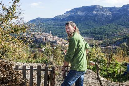 Sergi Balañà y, al fondo, la localidad de Capafonts.