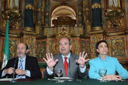 Manuel Chaves, con Pérez Rubalcaba y Evangelina Naranjo, el pasado mes de mayo en Sevilla.