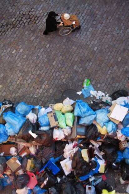 Una calle de Sevilla esta semana durante la huelga de basura. 